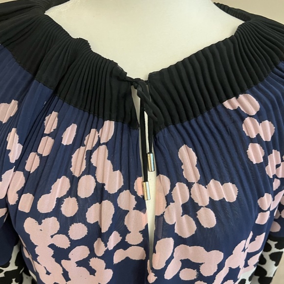 Diane Von Furstenberg tunic , size 6. - Picture 2 of 3